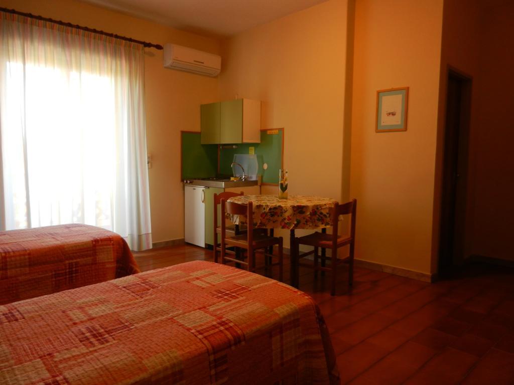 Villa Collina Giardini-Naxos Habitación foto