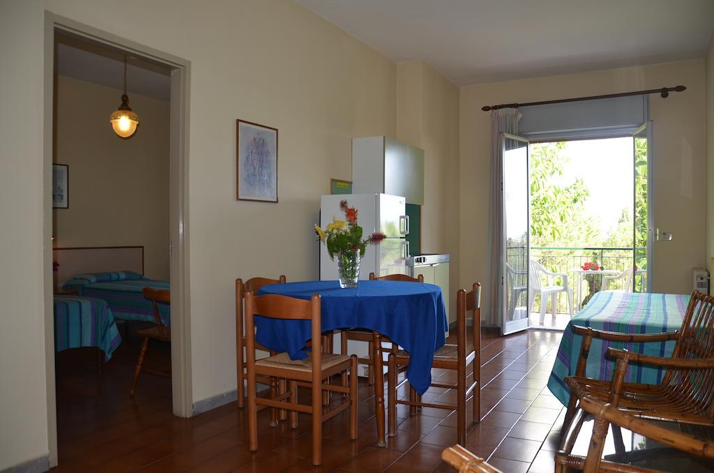 Villa Collina Giardini-Naxos Habitación foto